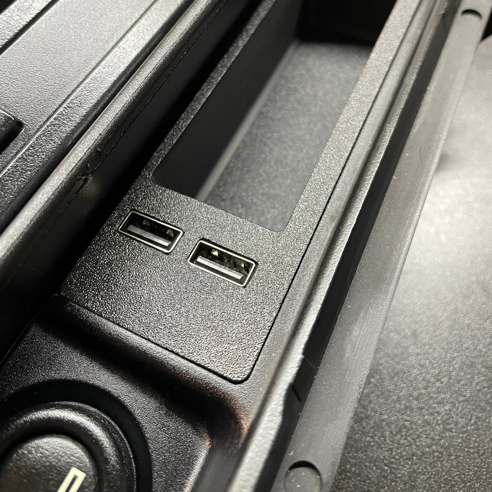 E46 Ashtray Voltmeter + Quick Charge USB-A Port
