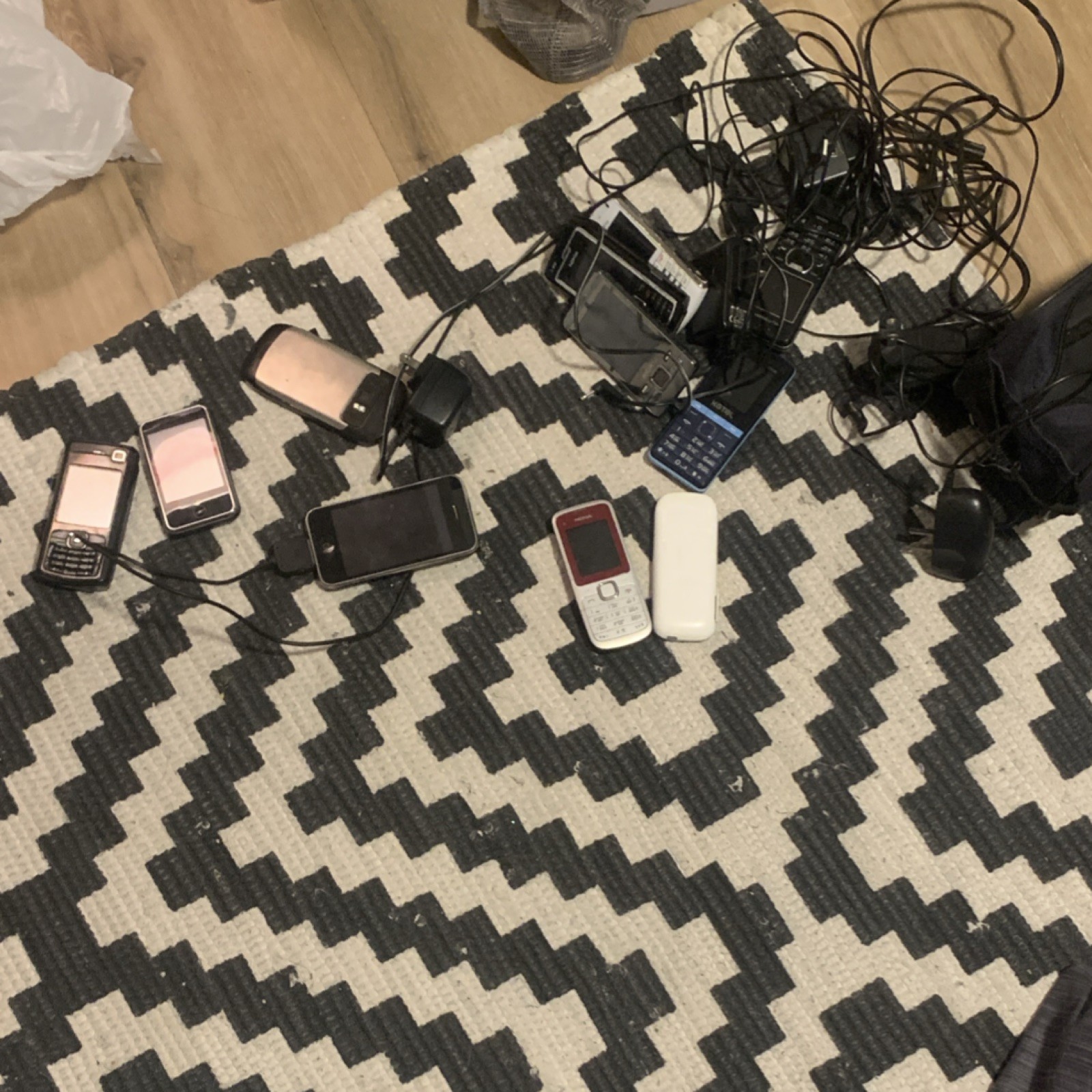 Apple Nokia BlackBerry Mixed Lot Consumer Electronics Devices