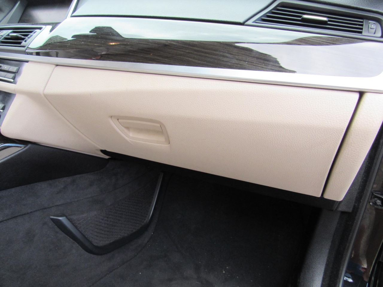 535I      2015 Glove Box 1005029