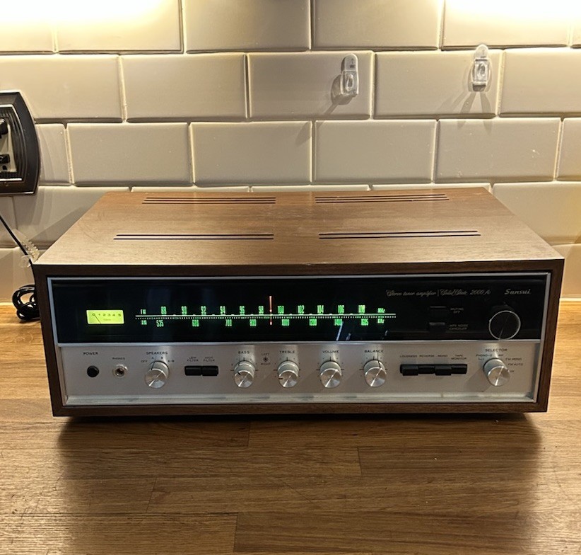 VINTAGE Sansui 2000A Solid State Stereo Tuner Amplifier- For Parts   POWERS UP