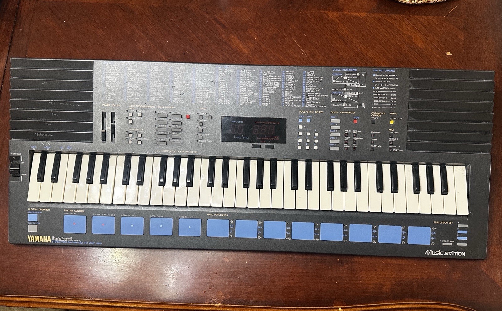Yamaha PortaSound PSS-680 PCM MIDI FM Synthesizer Keyboard - Works