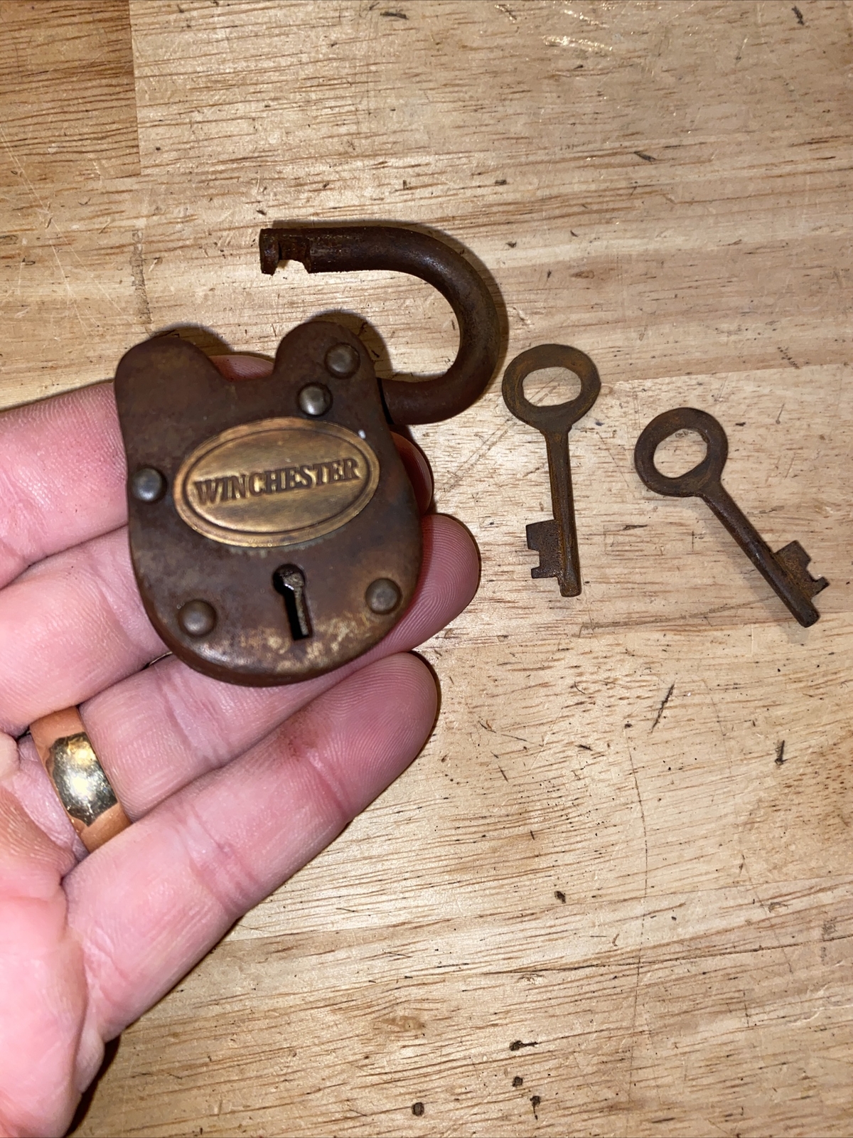 Winchester Padlock Keys Brass Plate Lock Set Western Wyatt Earp Collector METAL