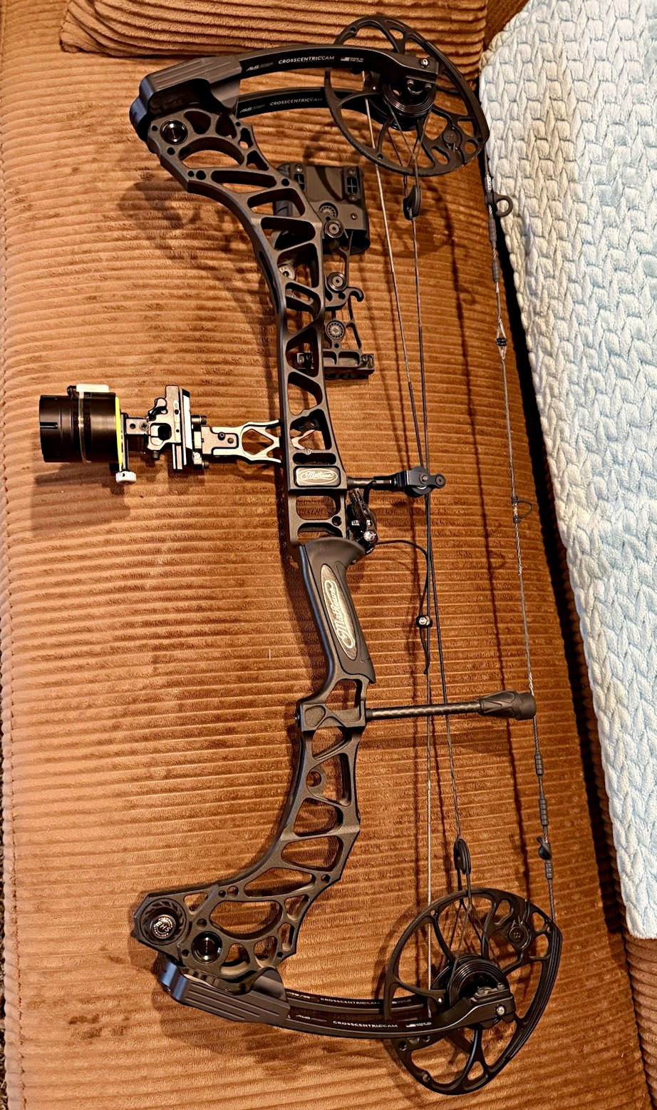 Mathews Vertix RH Black Compound Bow 70lb 29in Draw w/ Quiver & Sight