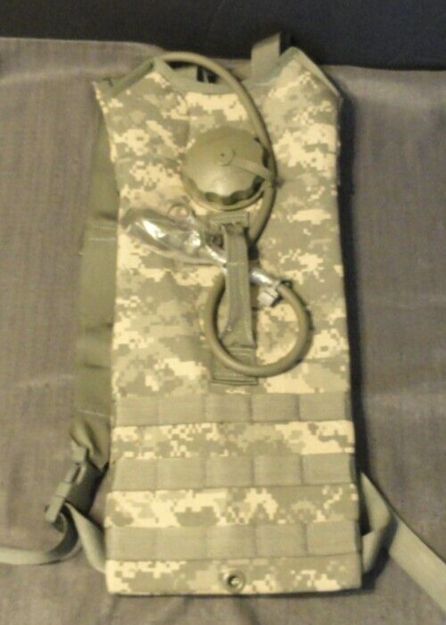 NEW MOLLE II UCP ACU DIGITAL CAMO HYDRATION SYSTEM & BLADDER CARRIER 100 OZ