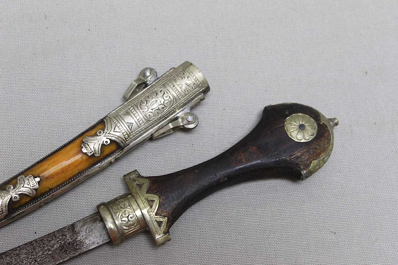 Small Middle Eastern Curved Dagger . DW3004cxcc