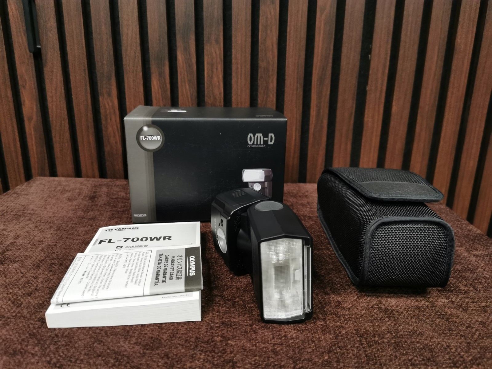 OM SYSTEM OLYMPUS FL-700WR Electronic Flash - MINT CONDITION
