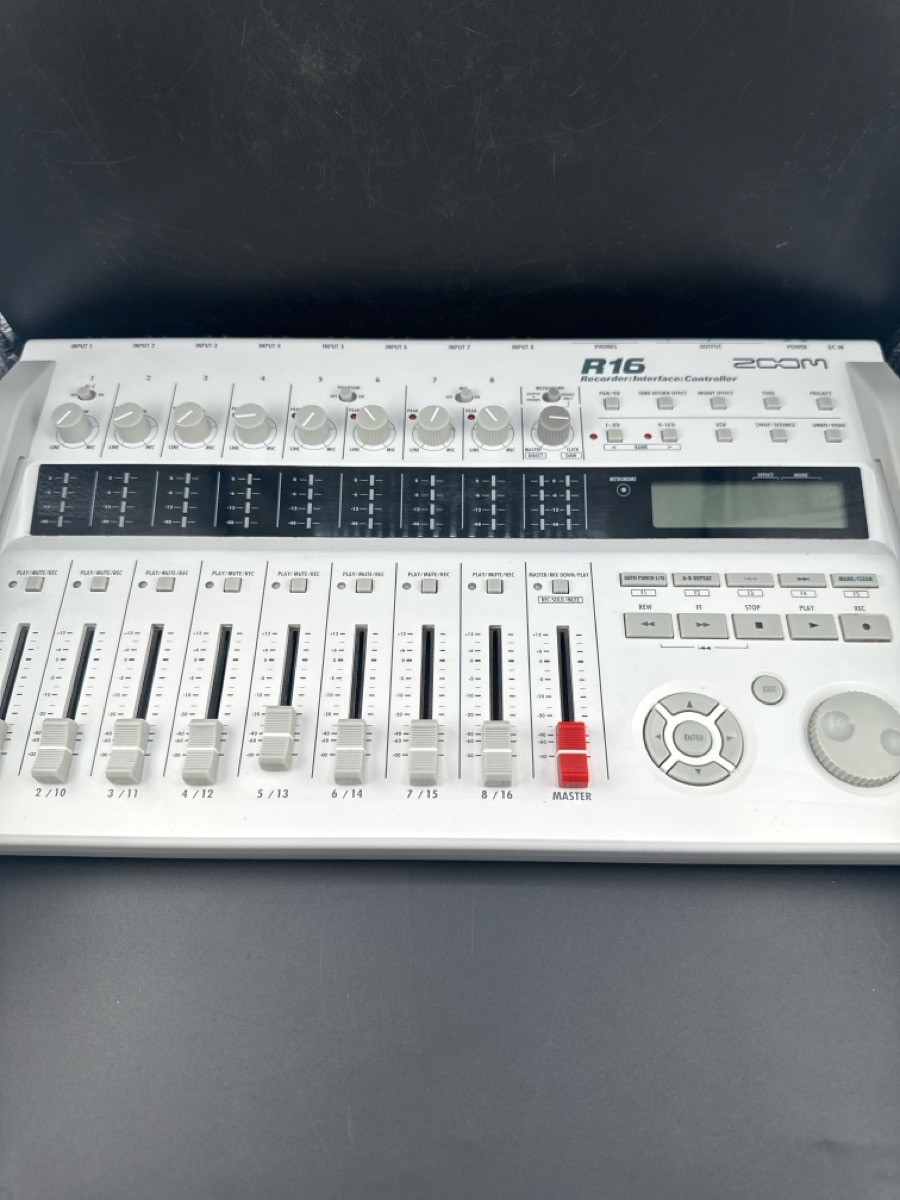 J06 - ZOOM MIXER (J06026182)
