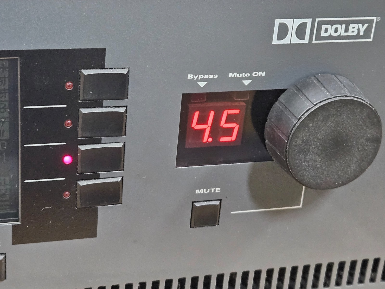 Dolby CP500 Digital Cinema Sound Processor w/Analog/LCD Screen/Self-Contained