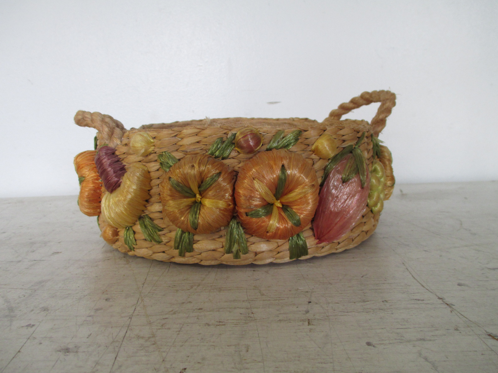 8" x 3.5" Raffia Fruit Basket, Great Condition, Hand Made Philippines