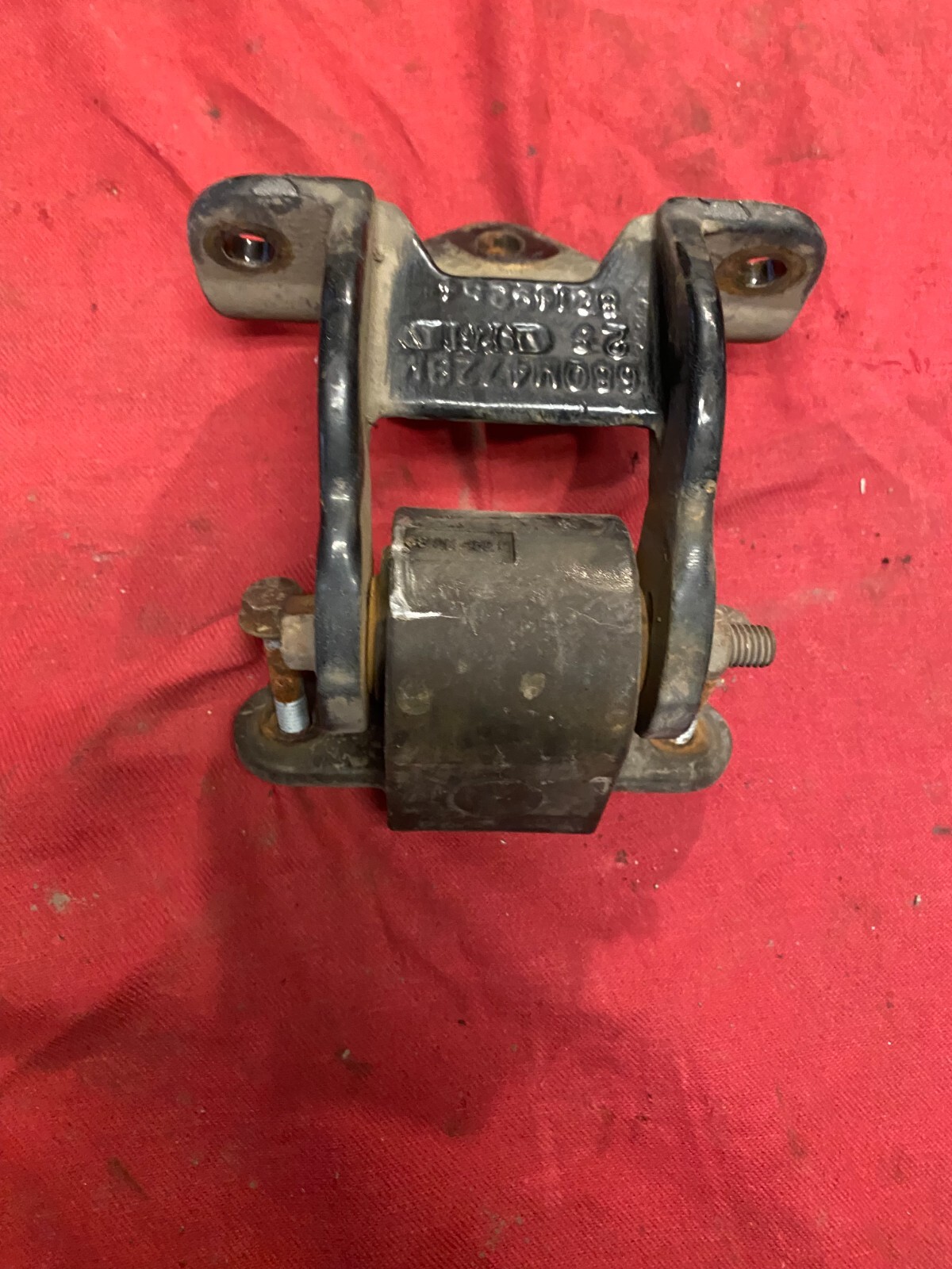 MACK CXU613 HOOD HINGE 68QM472BM / 2