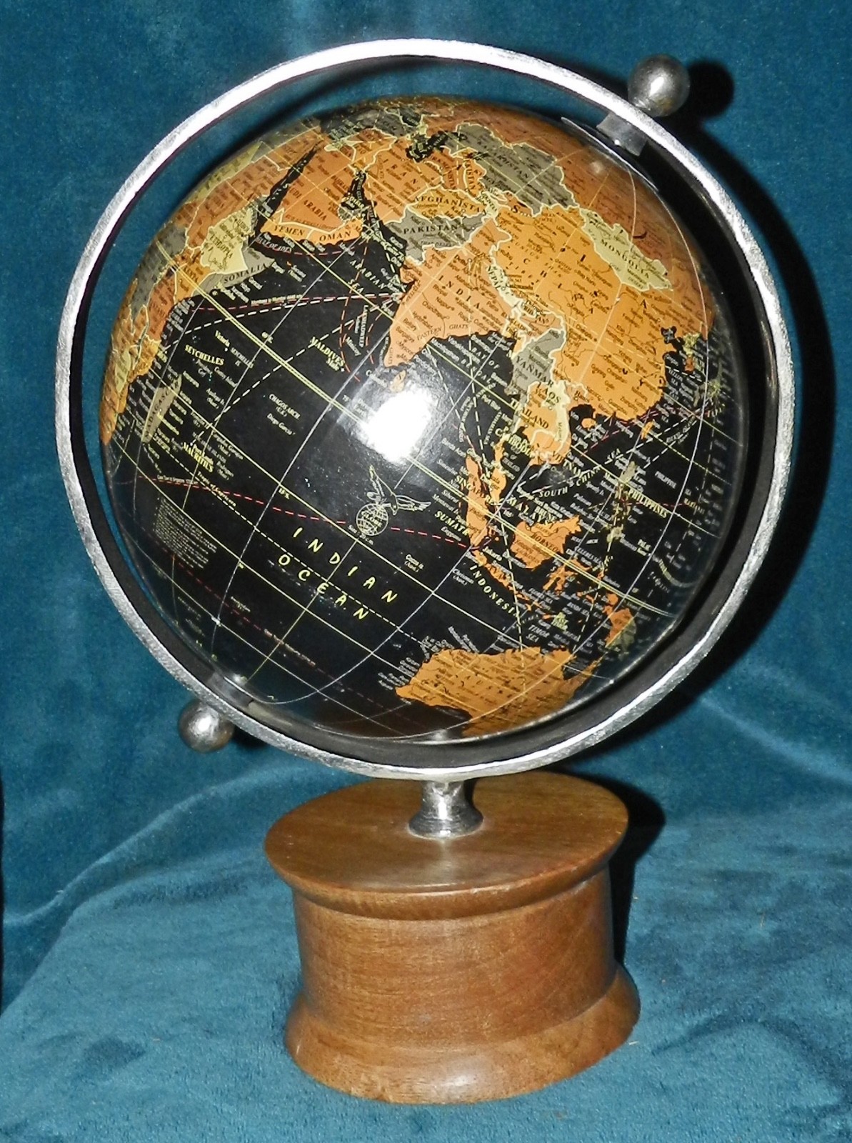 AWESOME REN WIL VINTAGE STYLE ROTATING WORLD GLOBE!! WOOD BASE!