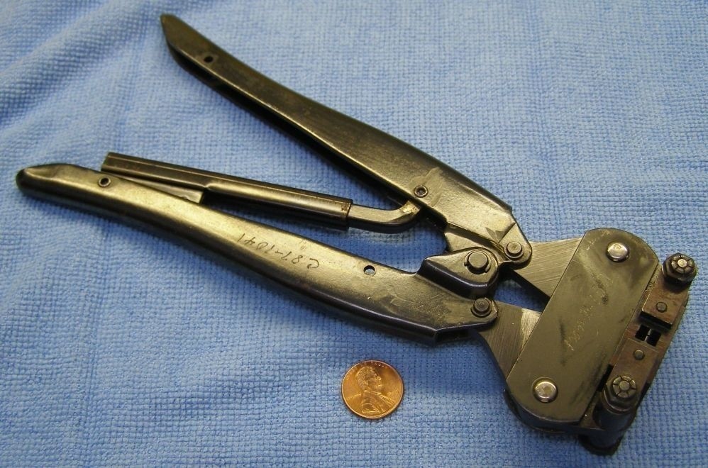 AMP MODEL 220215-1-B CRIMPING HAND TOOL.