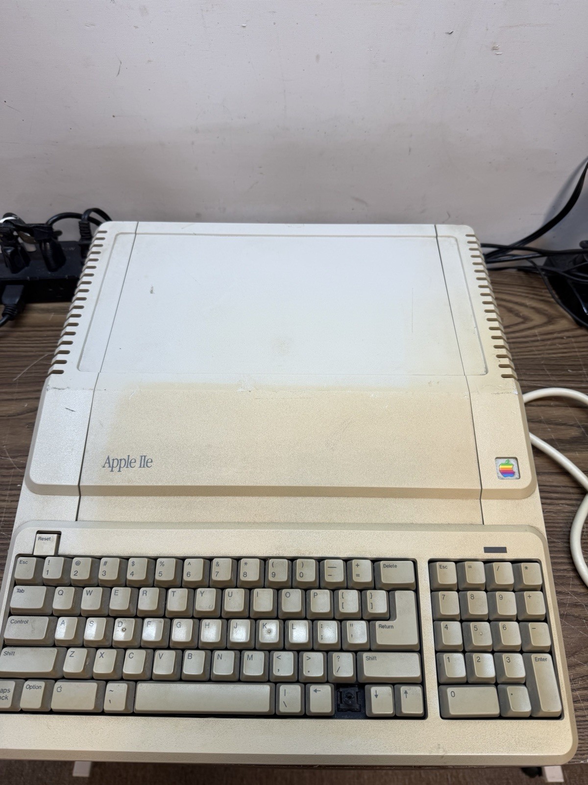 VINTAGE APPLE IIE PLATINUM WORKS WITH DISK CONTROLLER AND DRIVE MISSING KEY