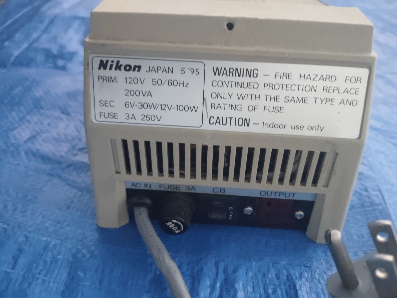 Nikon Model UN Transformer, 220-240V Variable Voltage Power Supply