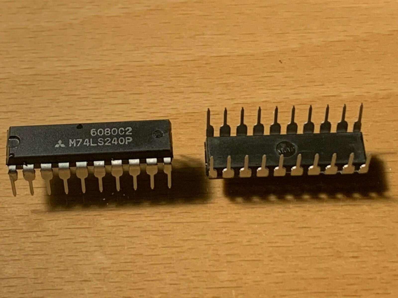 MITSUBISHI IC - M74LS240P - Driver/Buffer Device Dual 4-Bit, 20-Pin Dip.