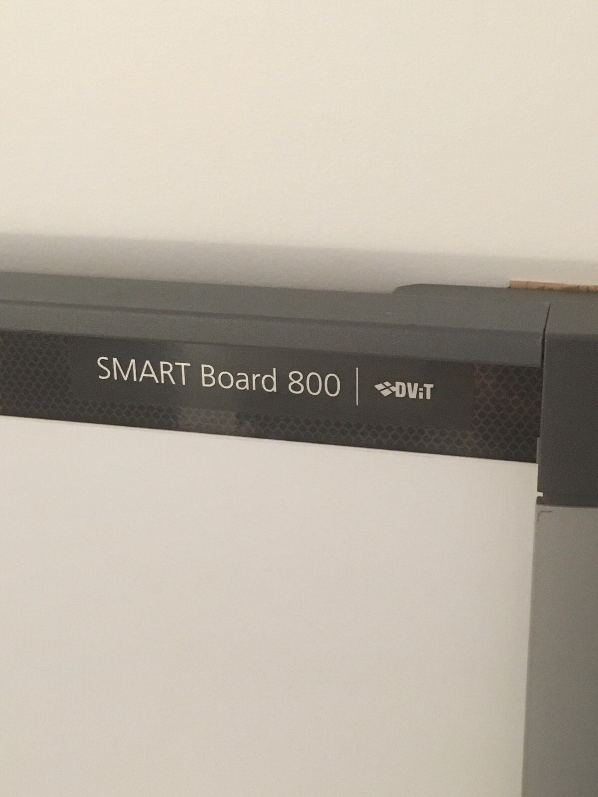 SMART Board 800 DVit SBX885 87" Interactive Whiteboard + Two Speakers Dock Plugs
