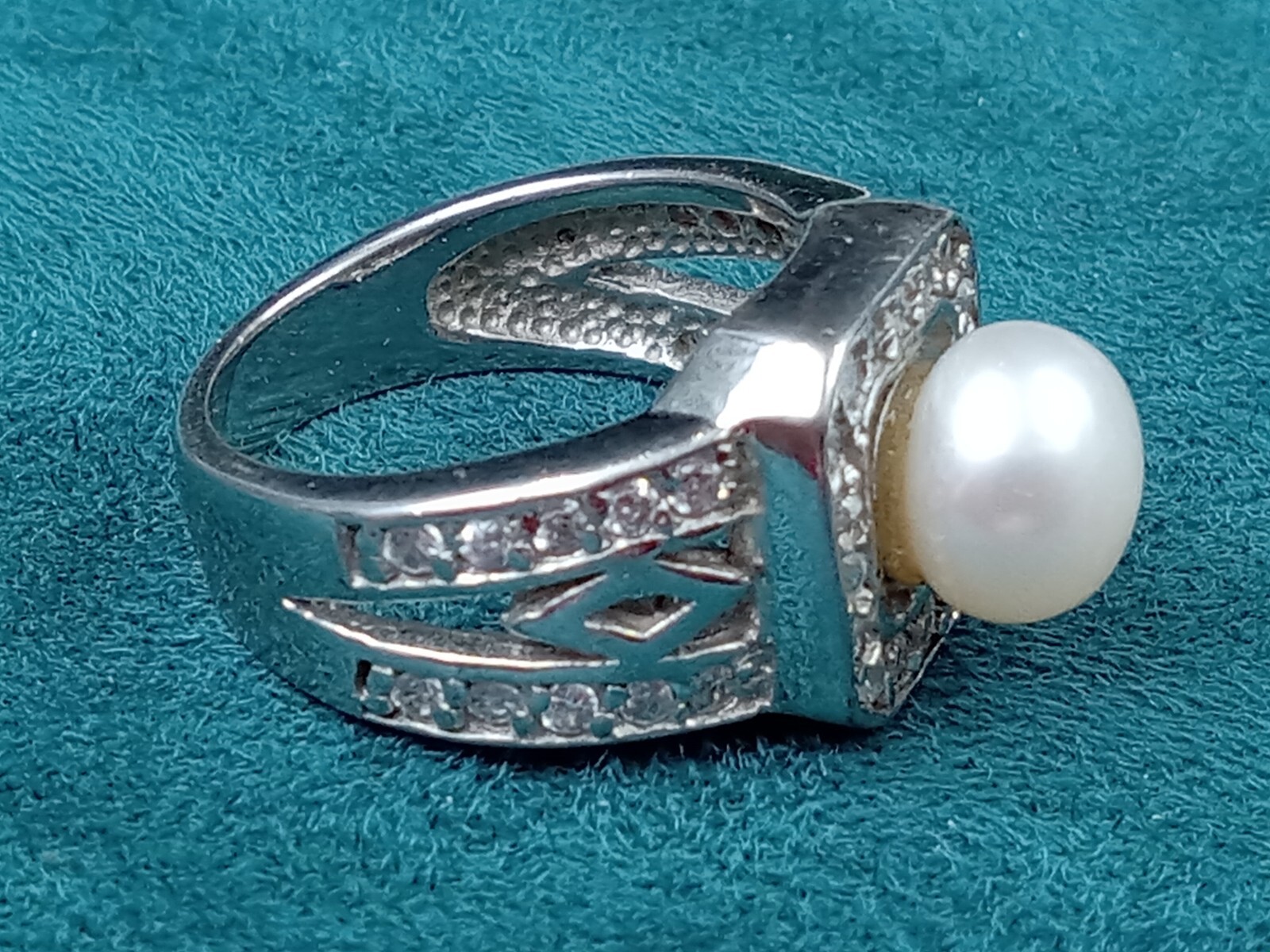 Glamorous Cocktail Sterling Silver Ring w. Pearl Setting: Size 7