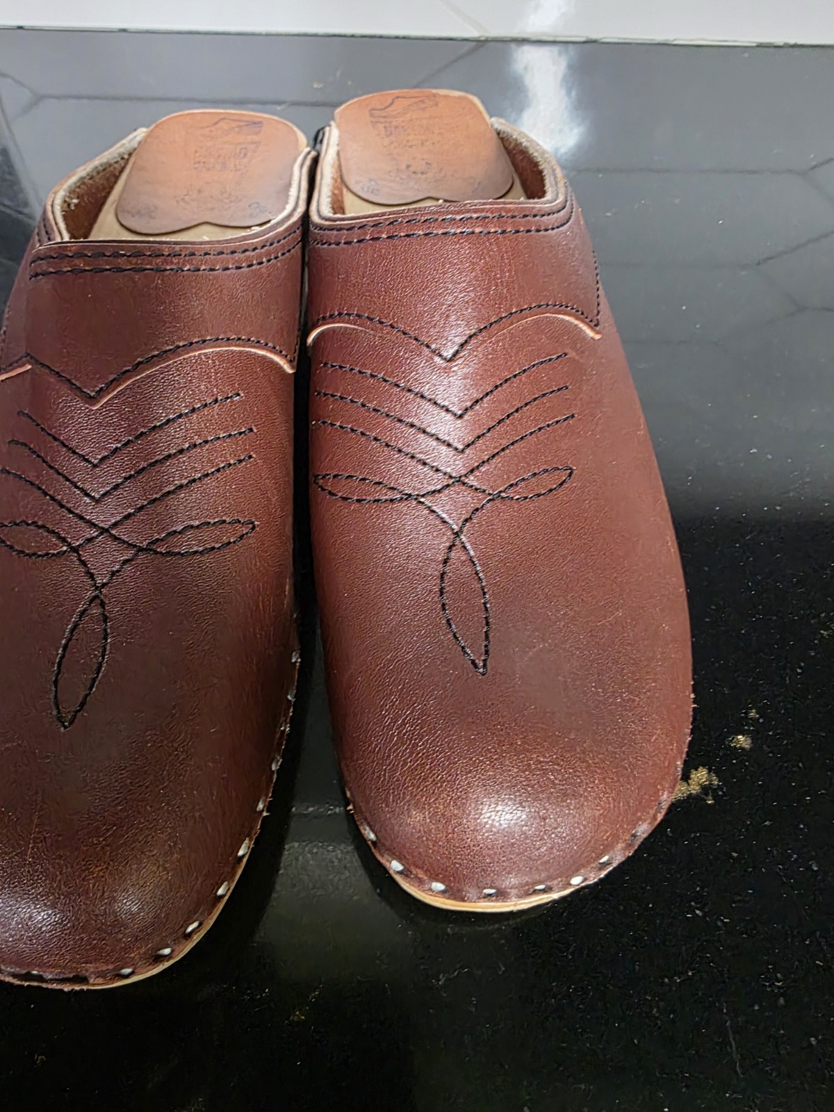 Basted Women's Original Toffeln Wood Clogs Size 8.5 Burgandy
