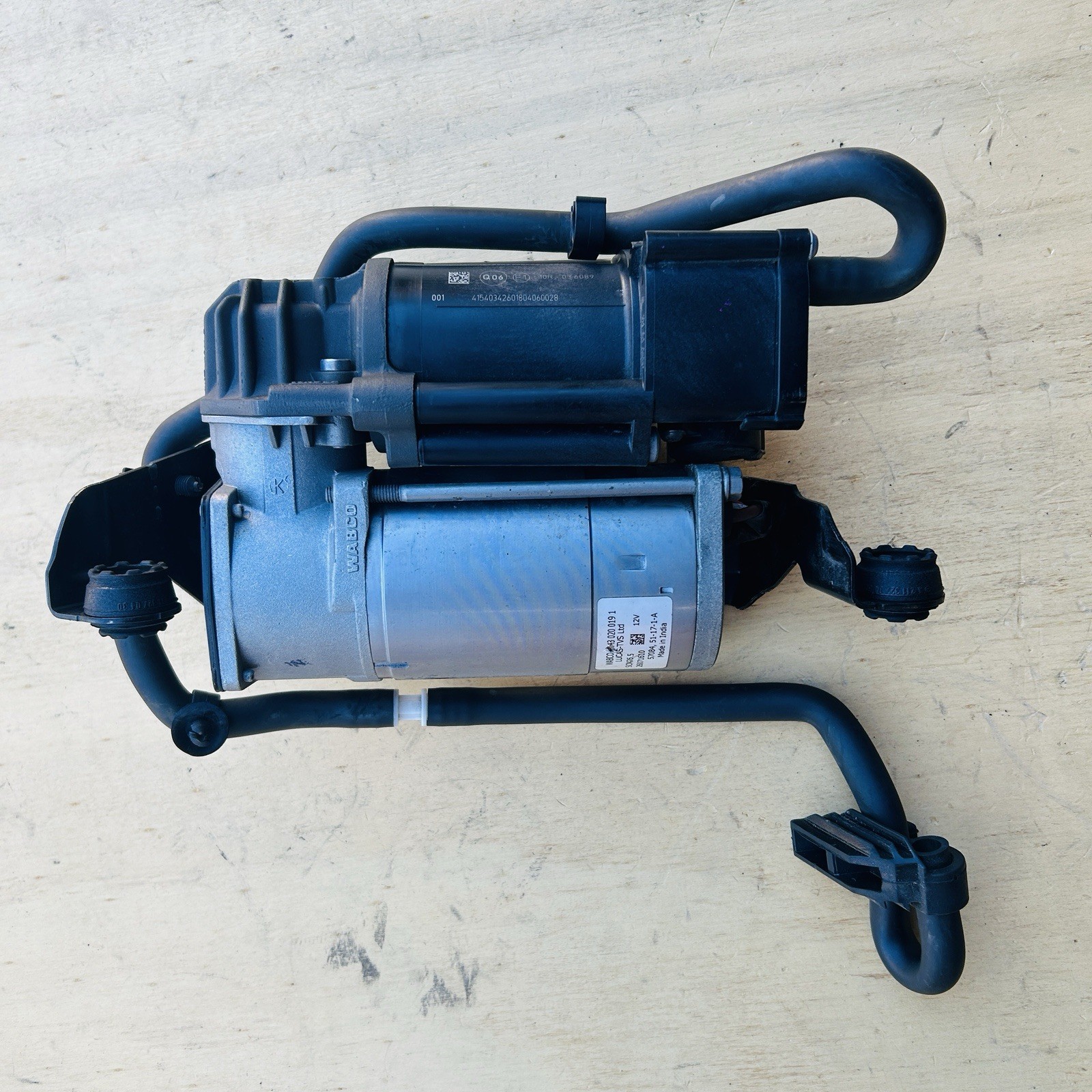 Genuine Mercedes OEM GLC63s air suspension pump compressor unit A0993200004