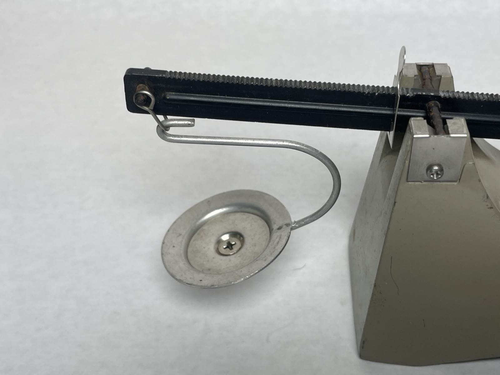 LYMAN “D5” PRECISION RELOADING POWDER SCALE - BEAM STYLE SCALE - MADE BY OHAUS