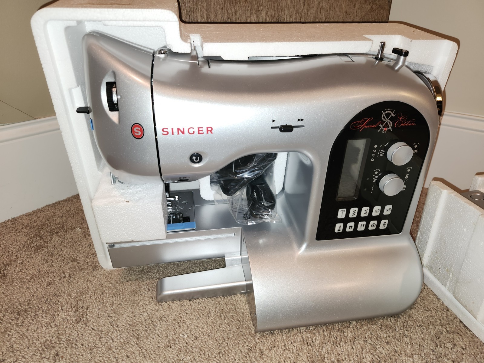 SINGER 90S Special Edition Computerized Portable Sewing Machine w/ LCD Screen