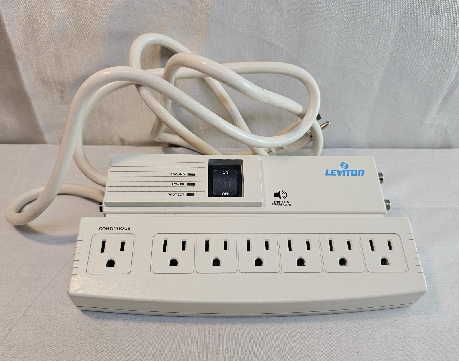 Leviton 4950 CATV 7 Outlet Multi-line and Overload Protection Power Strip