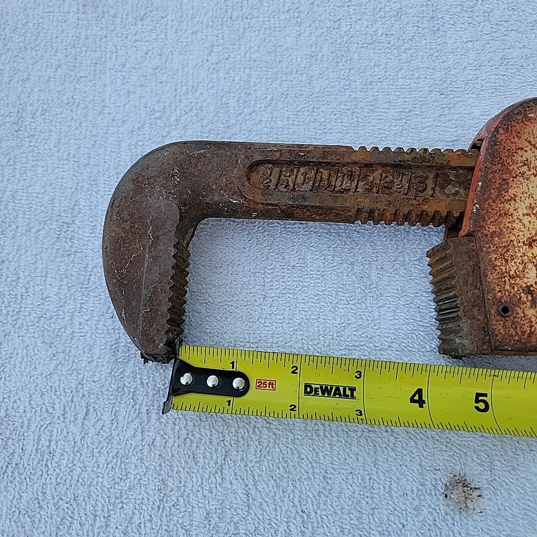 OLYMPIA 24” Heavy Duty Pipe Wrench Teeth Are Sharp Used