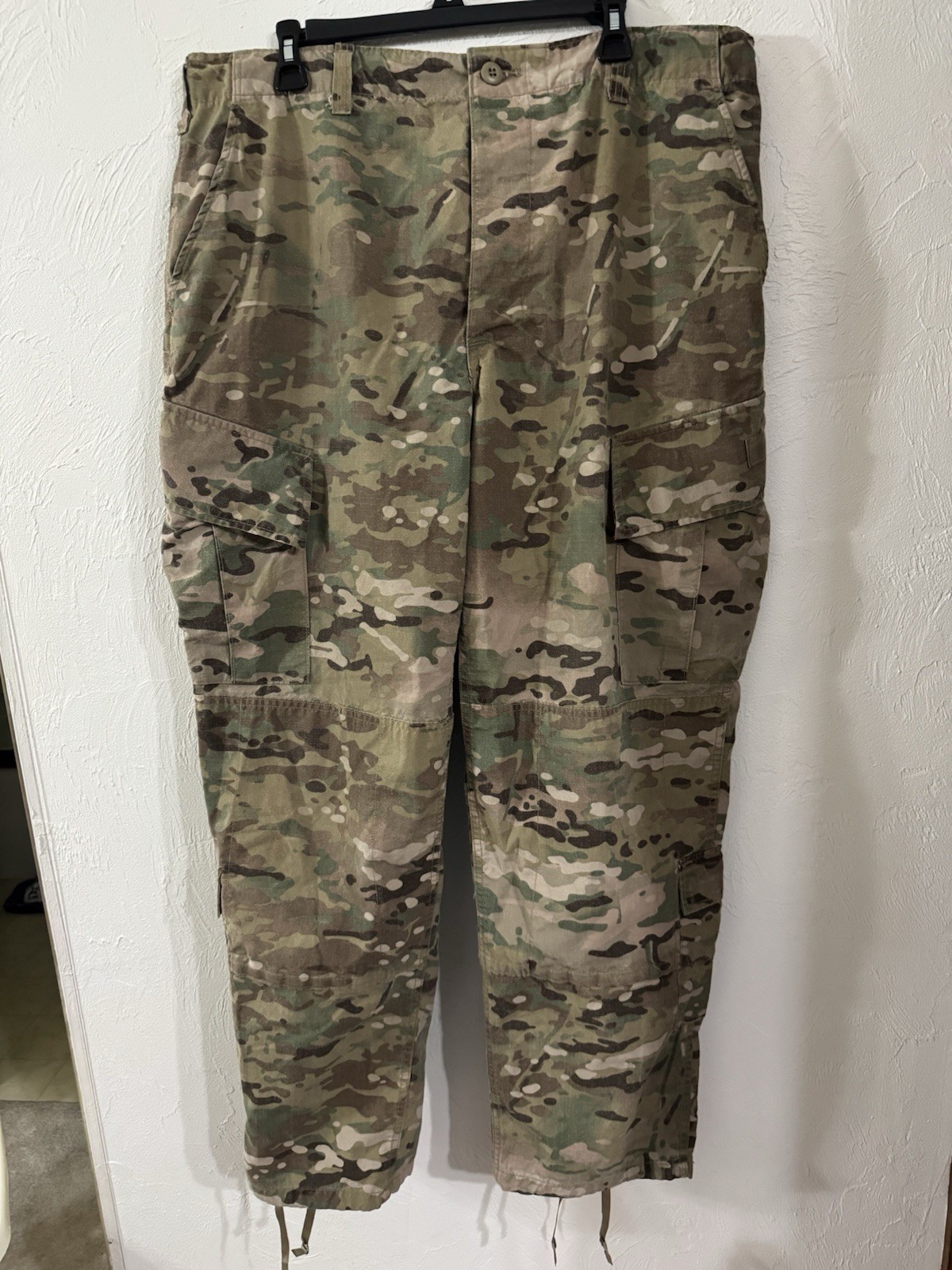 Army Combat Uniform Trousers. Large – Regular Preowned.