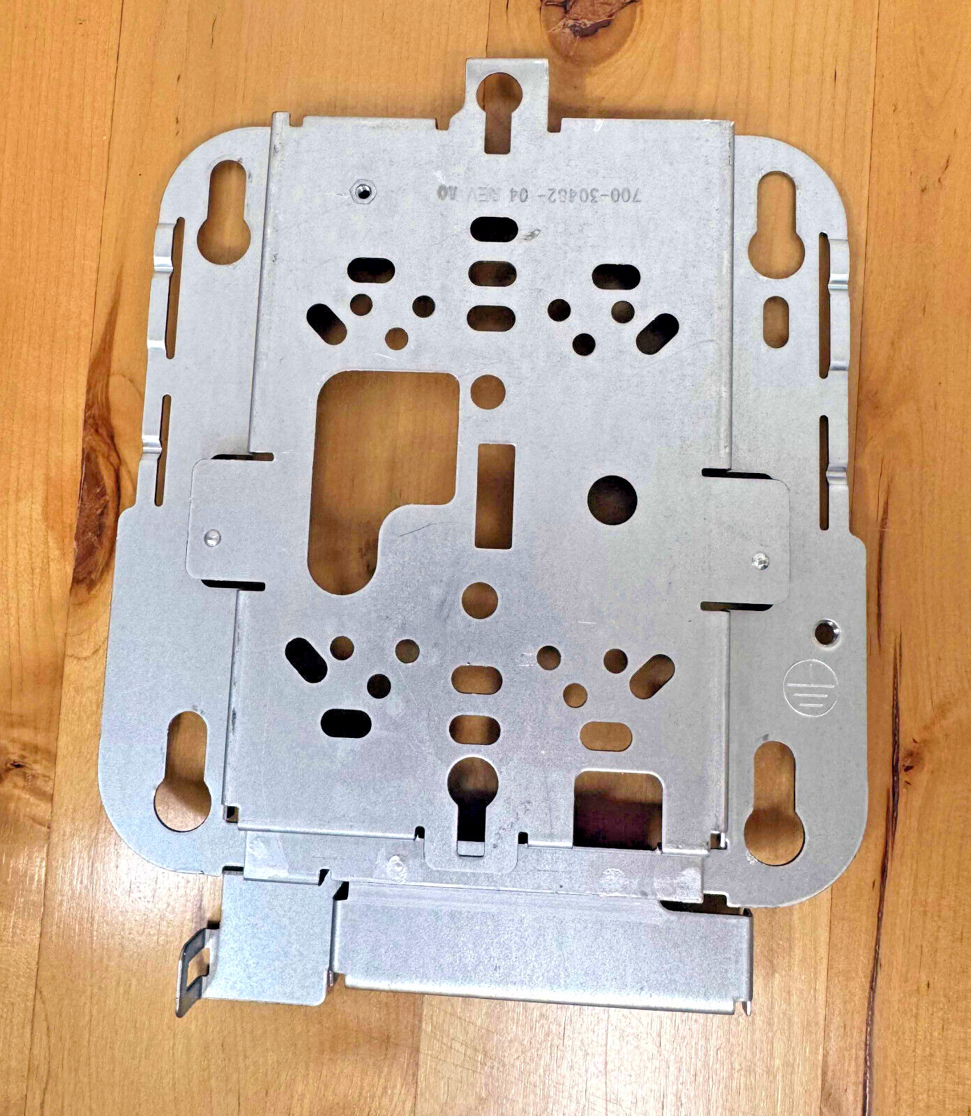 CISCO Low Profile Mounting Bracket AIR-AP-Bracket-2 700-30482 04 Rev. A0