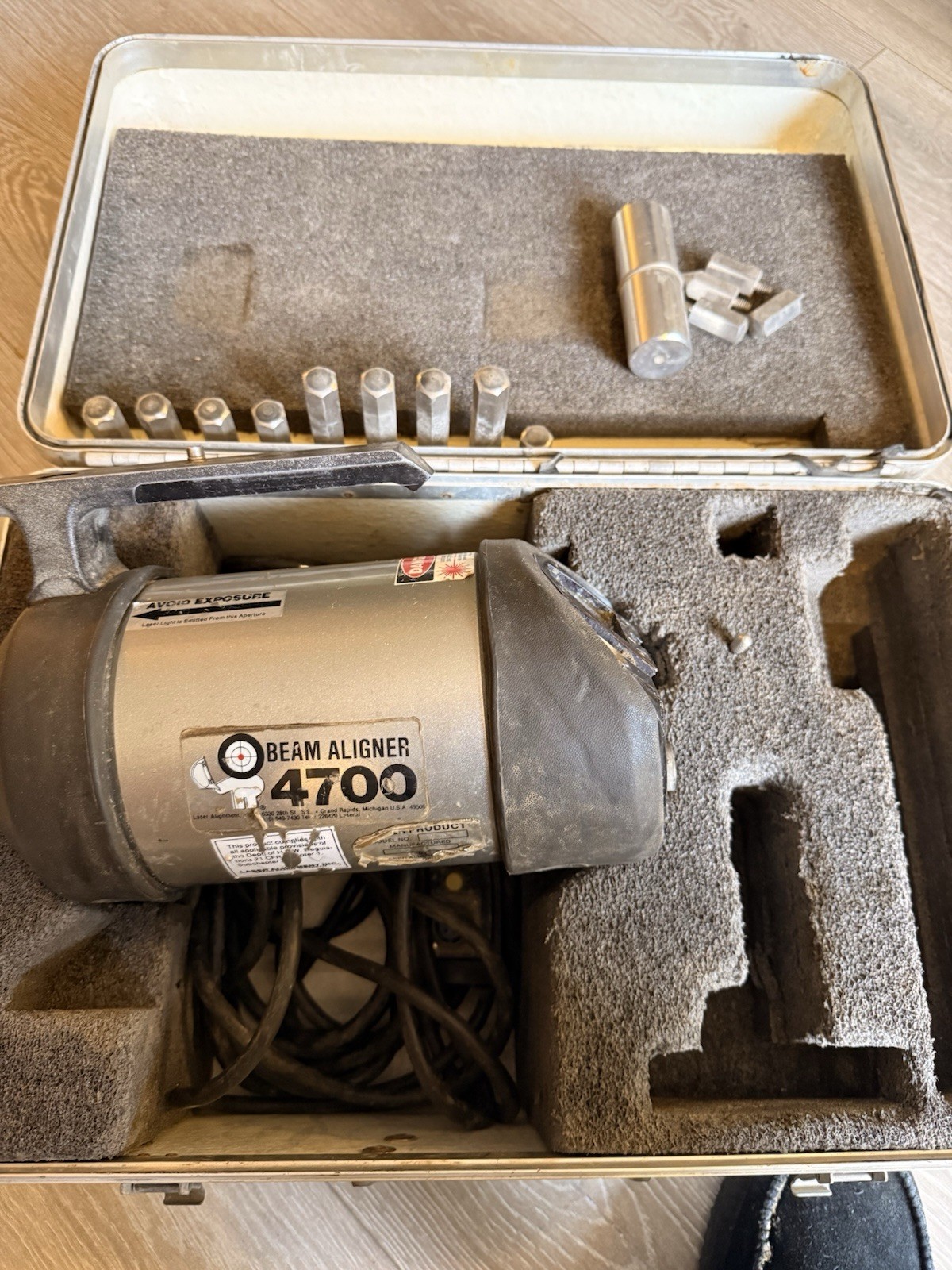 Laser Alignment BEAM ALIGNER MODEL 4700 WITH LEADS, Power Cord Handle and Case