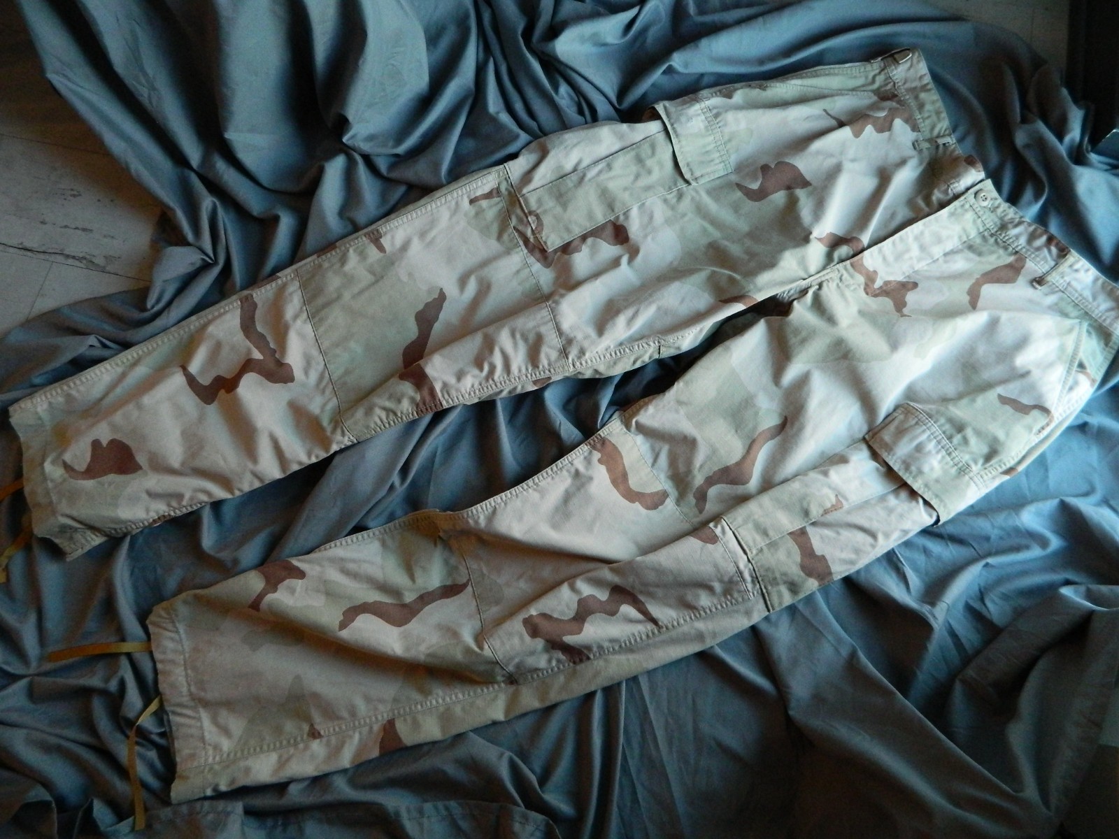 Vintage US Army Mens Size Large Long Camouflage Desert Trousers / Pants