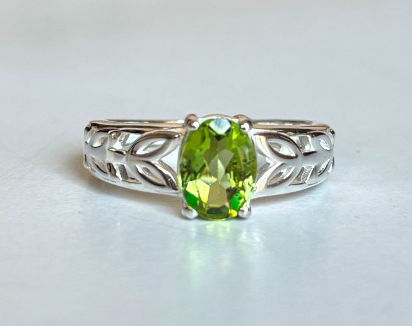 Natural Peridot Ring 925 Sterling Silver - Oval Gemstone Dainty Leaf Band August