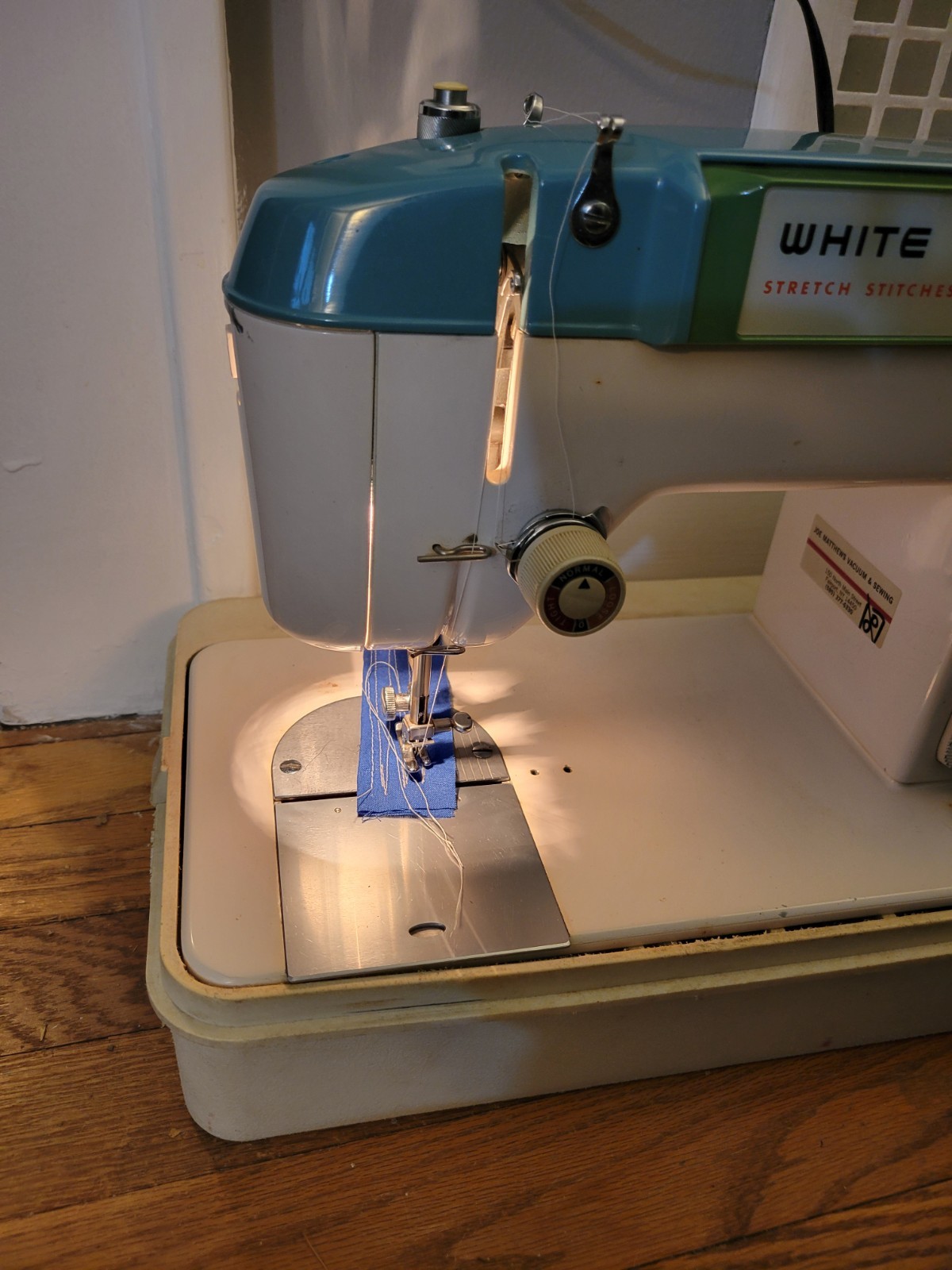 WHITE STRETCH STITCHES 940 Sewing Machine W/Pedal & Carrying Case NICE WORKS