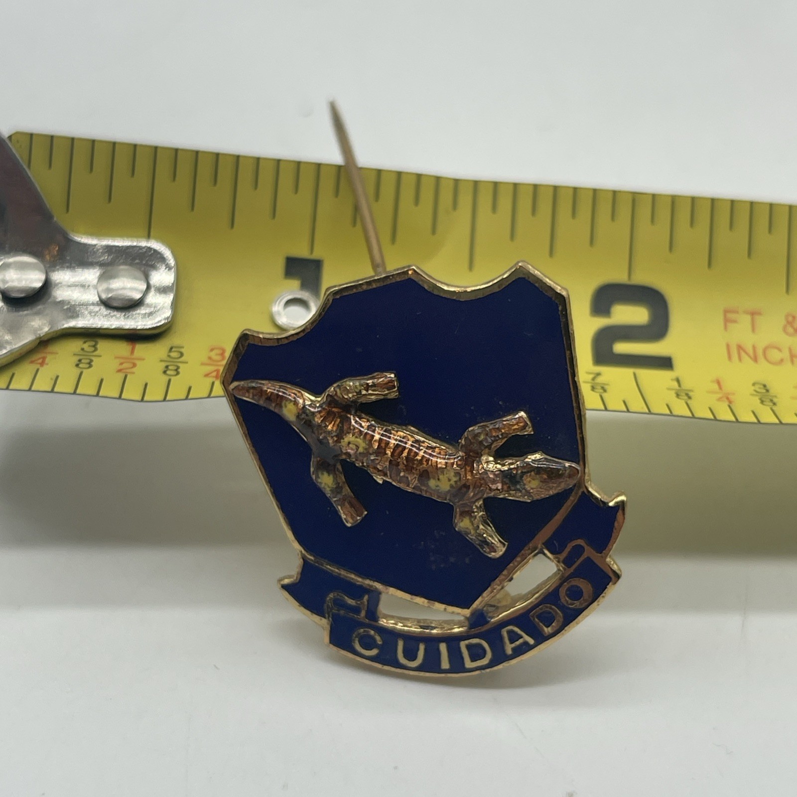 U.S. Military 158th Military Police Battalion Crest Pin Back DUI CUIDADO Insigni