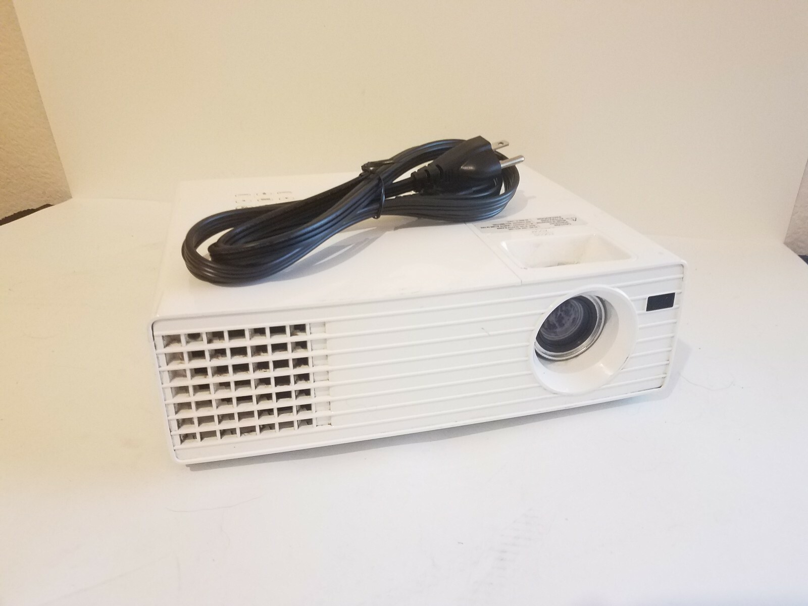 Hitachi CP-DX300 DLP Projector - 3000 Lumens, RCA VGA RS-232 HDMI S-Video