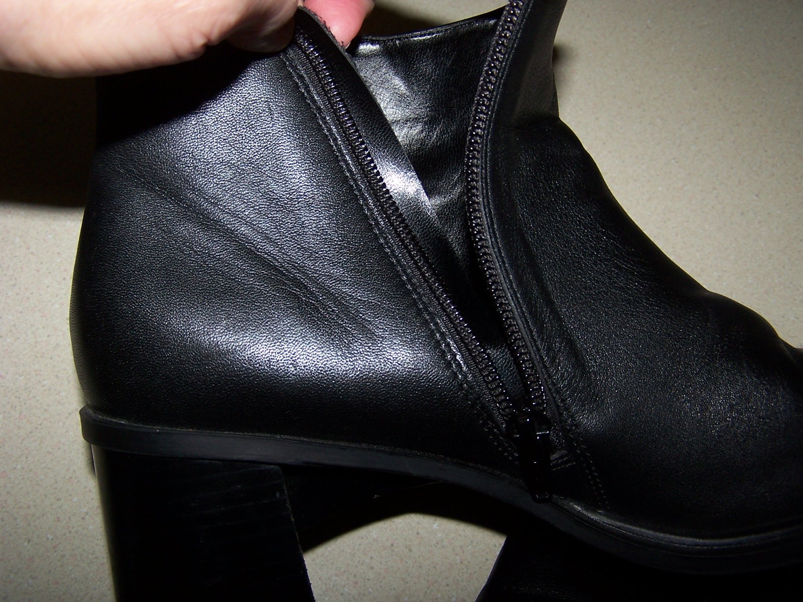 DANELLE BLACK LEATHER ANKLE BOOTS SZ 8.5 NICE PRE-OWNED CONDITION