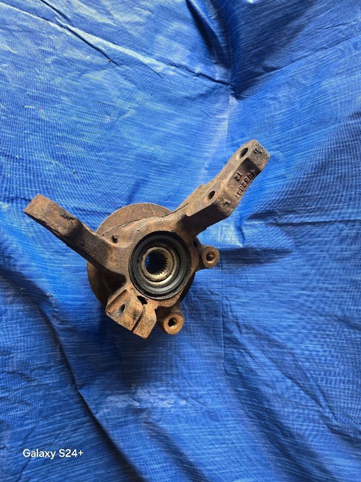 85 86 87 88 89 ARIES LEFT FRONT HUB AND KNUCKLE 107695