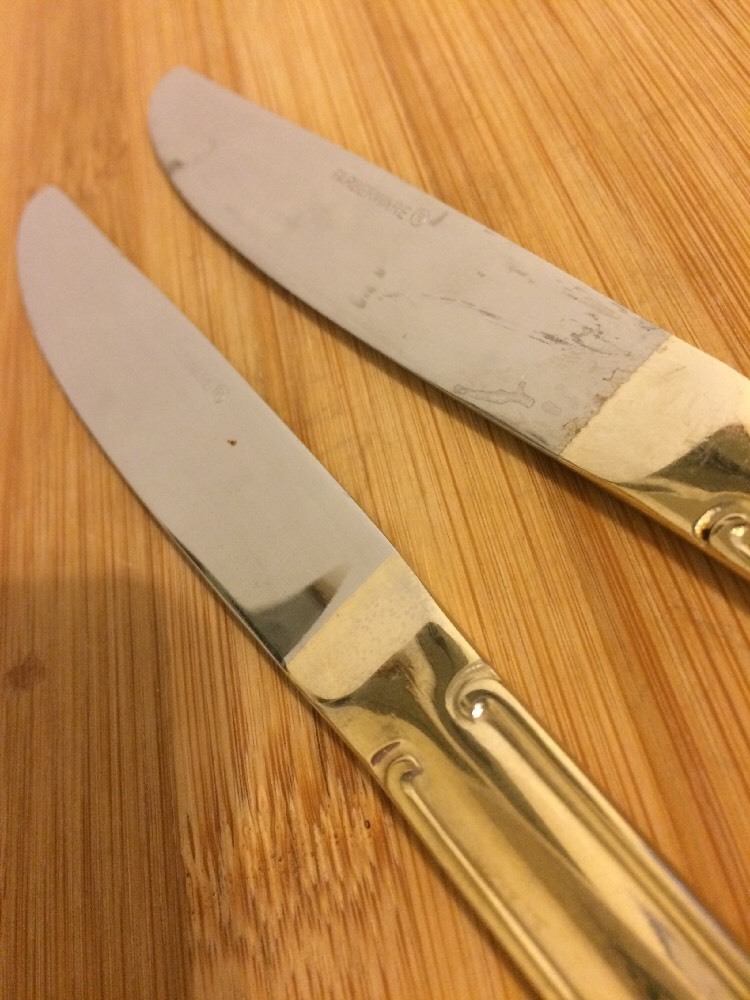 Farberware Gold Electroplate Scroll Plume Tip 2 DINNER KNIVES 8 3/4"