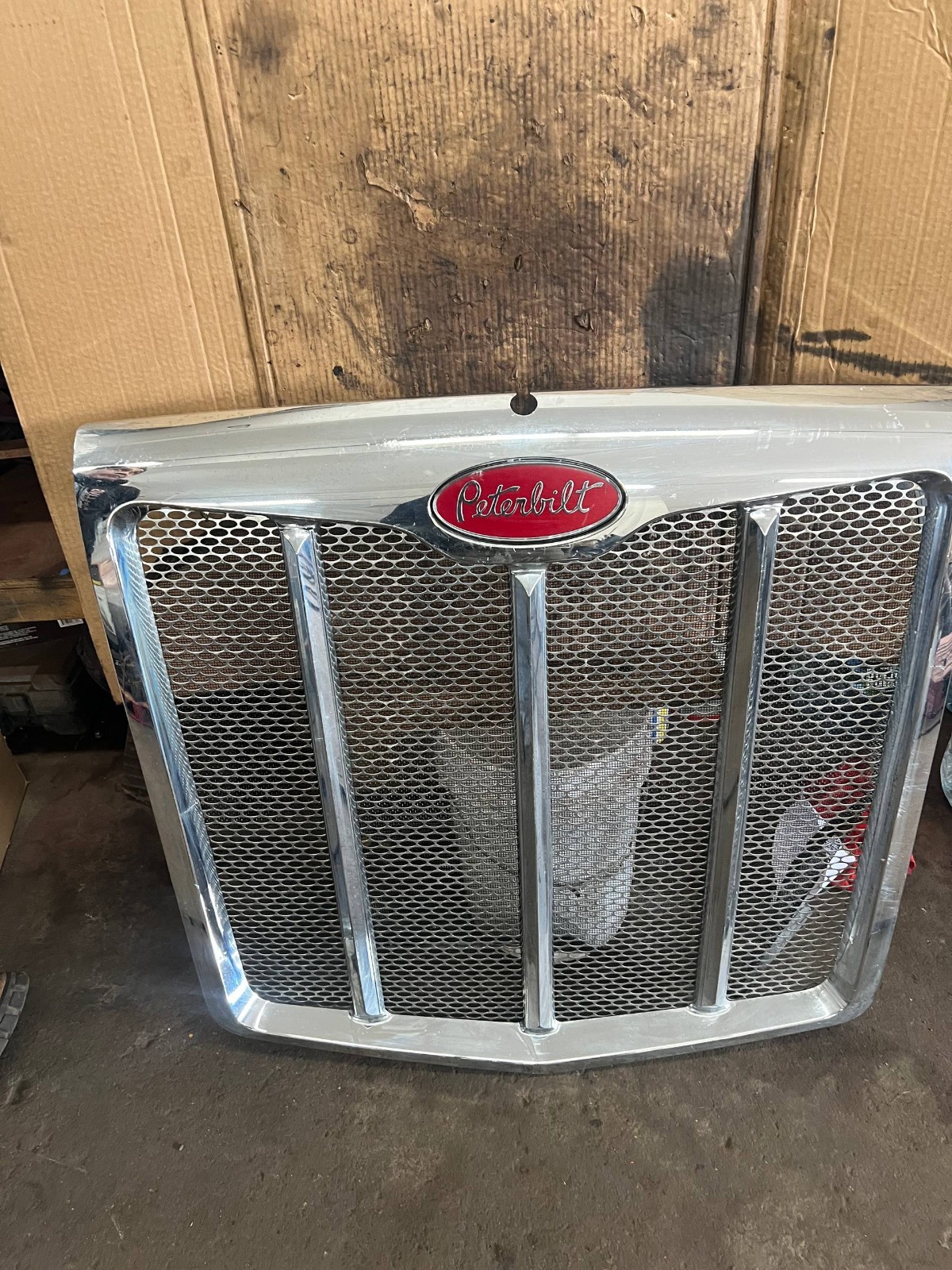 PETERBILT 579 FRONT GRILL USED