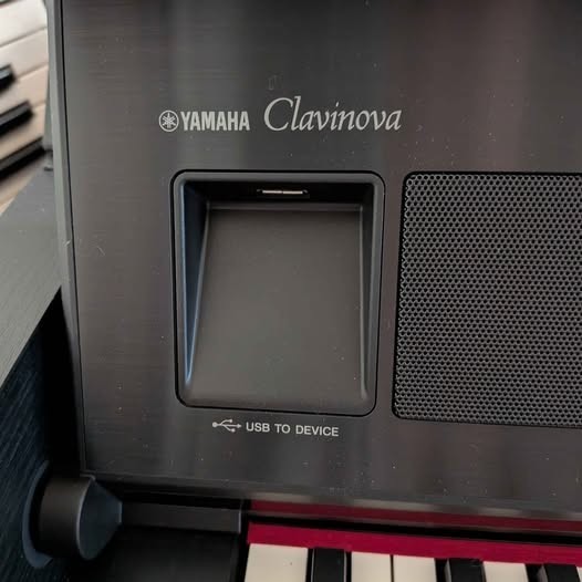 Yamaha Clavinova CVP809 piano