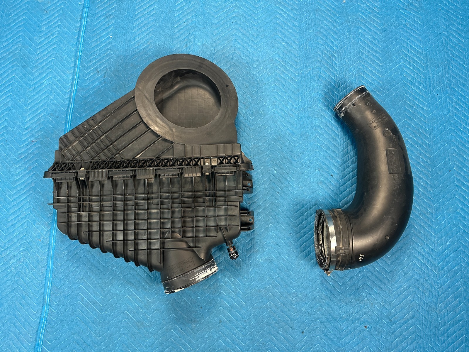 Freightliner Cascadia 126 Air Cleaner w/Air Intake Duct 2020 OEM