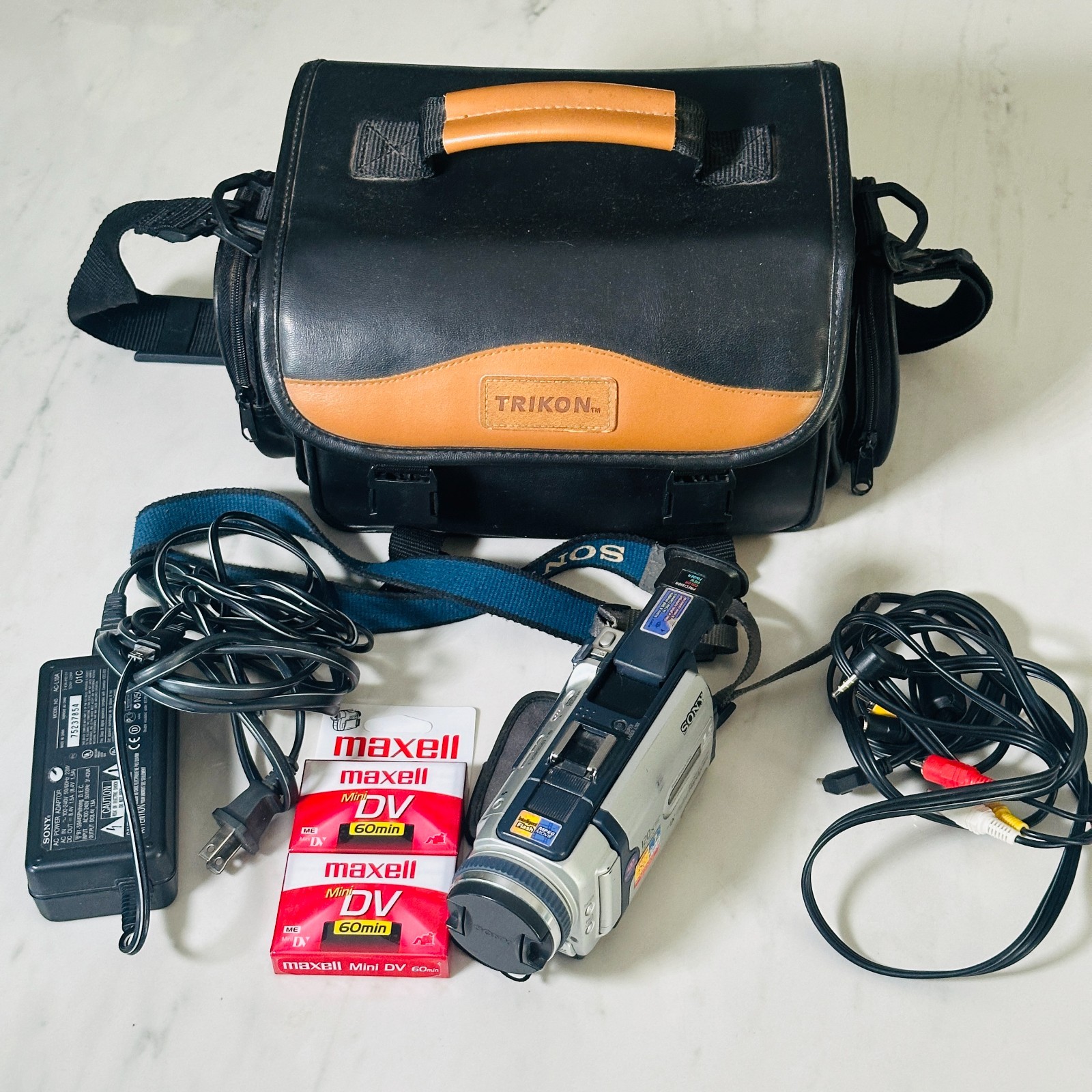 Sony DCR-TRV30 Digital Handycam Mini DV ( No Battery )Tested / Working