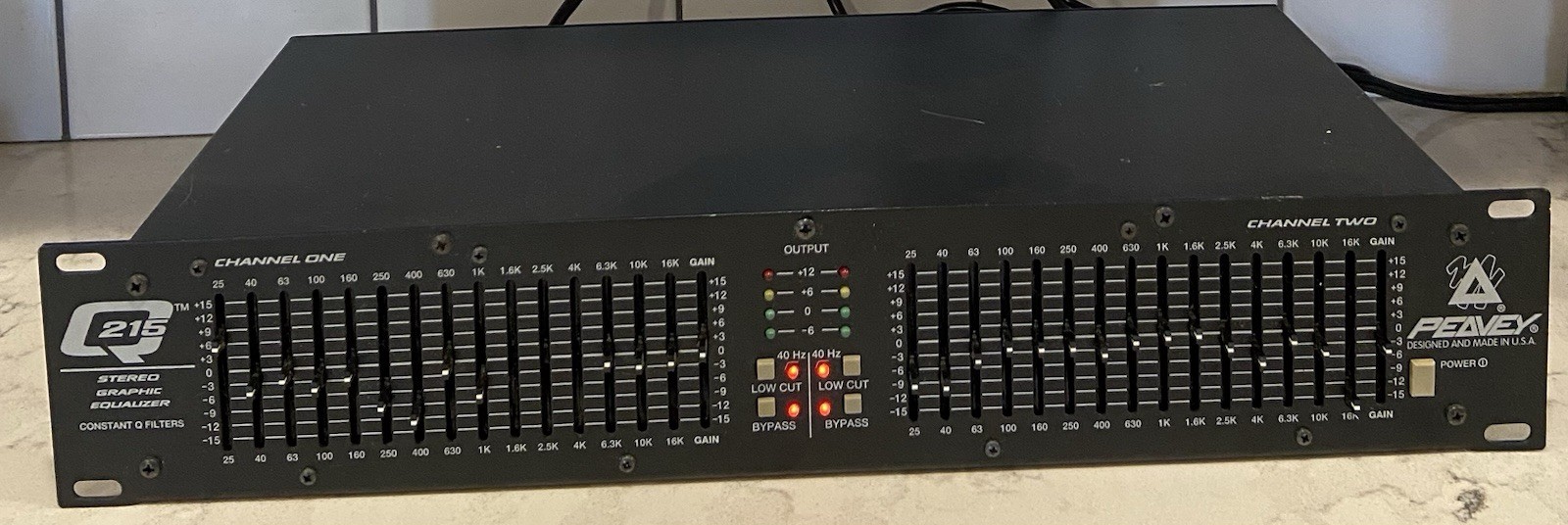 PEAVEY..Q-215...Professional EQ  16 band Graphic Equalizer
