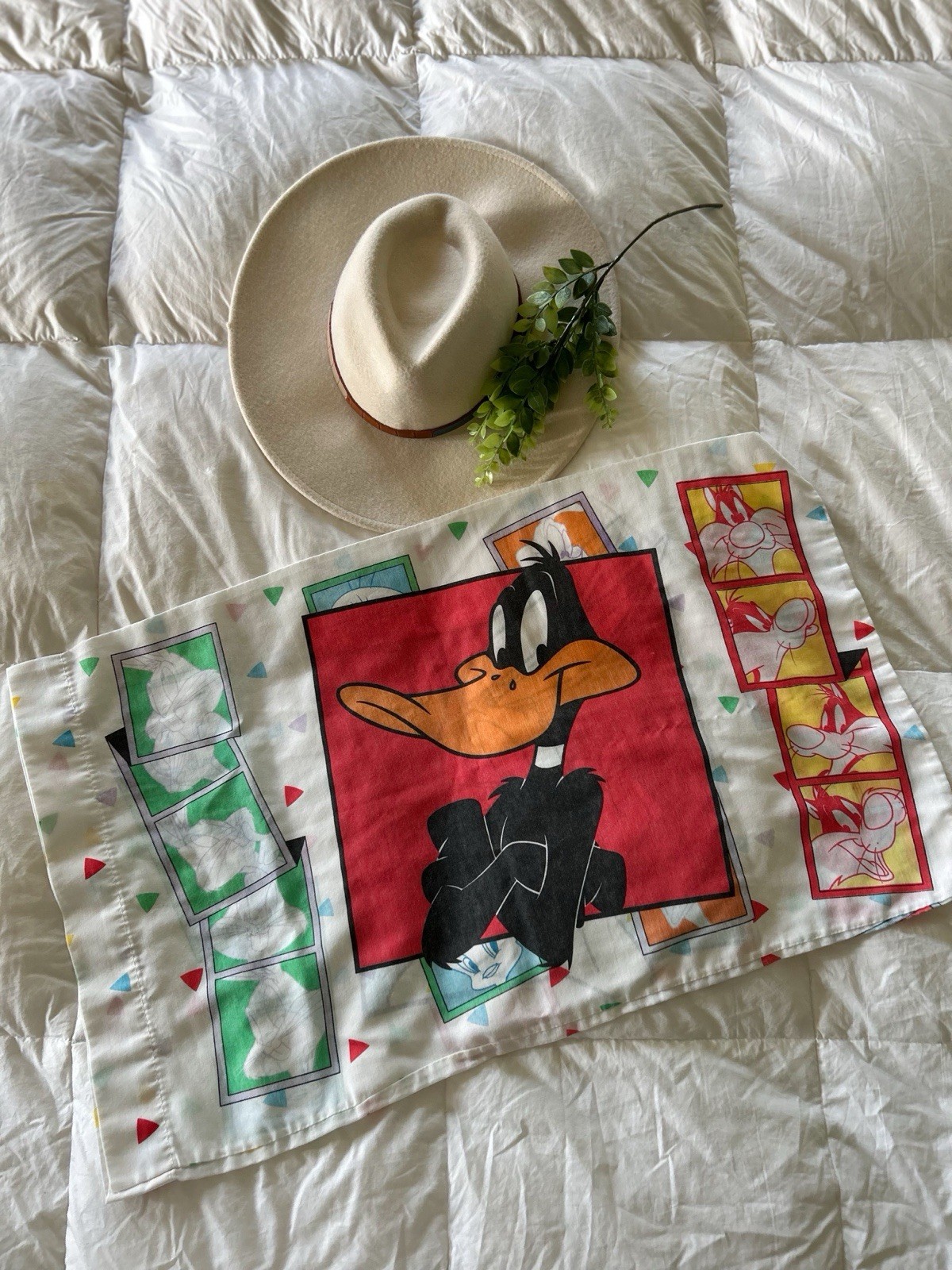 1993 Warner Bros Looney Tunes Daffy Duck Bugs Bunny Pillowcase Bibb Faded