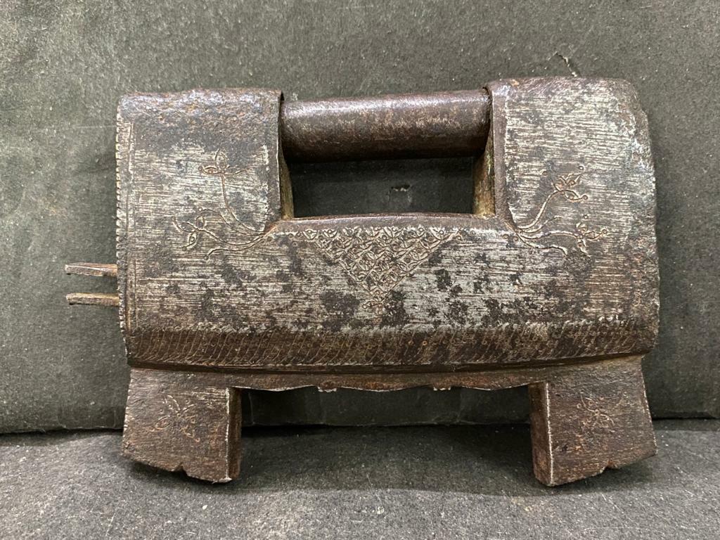 RARE OLD VINTAGE HAND-MADE IRON FINE ENGRAVED SOLID HEAVY STRIP SYSTEM PADLOCK