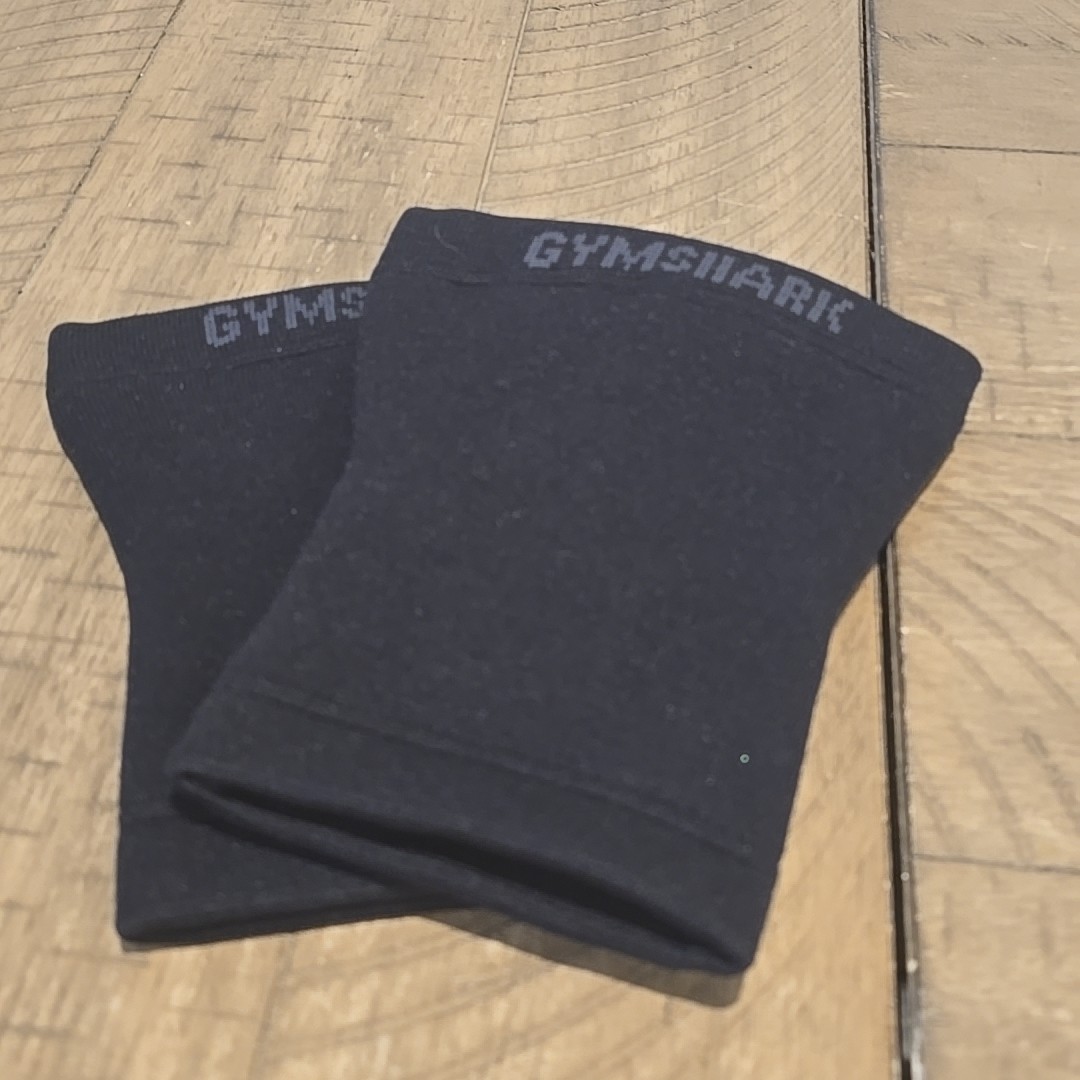 GYMSHARK Seamless Knee Sleeves in Black - Size S/M