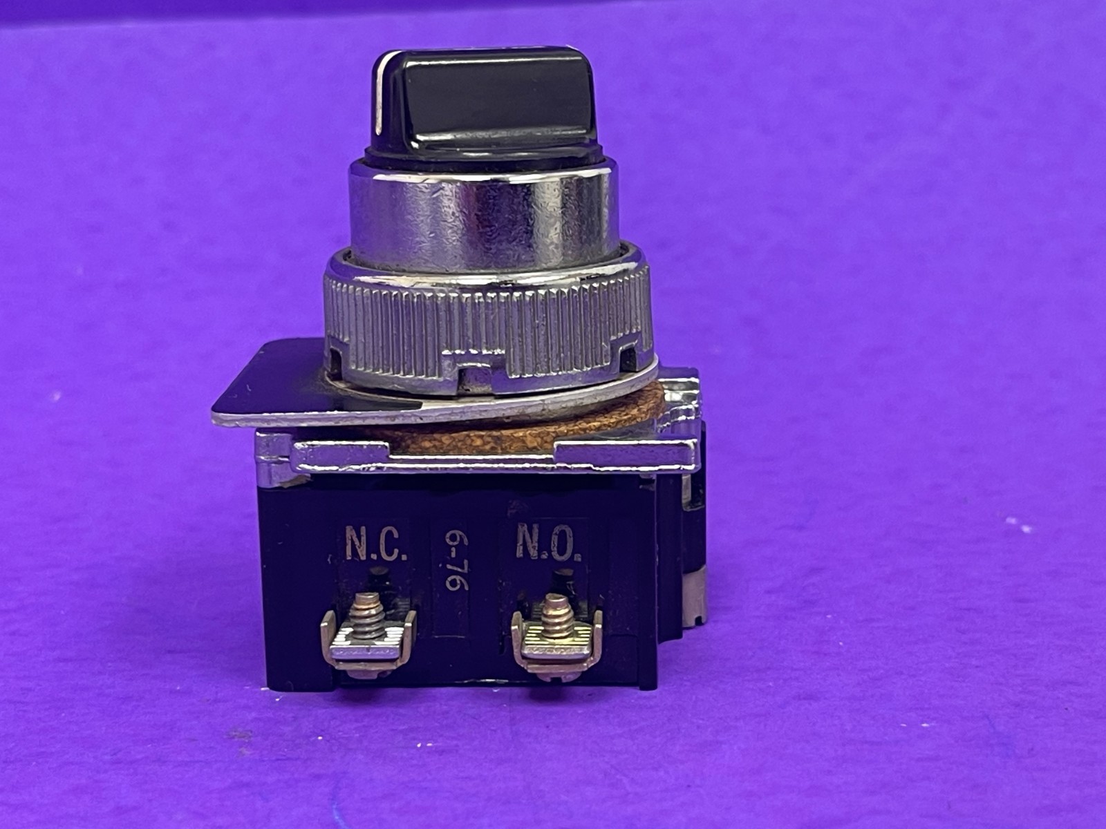 Cutler Hammer 2-Position Momentary Selector Switch w/ 1NO/1NC Contact