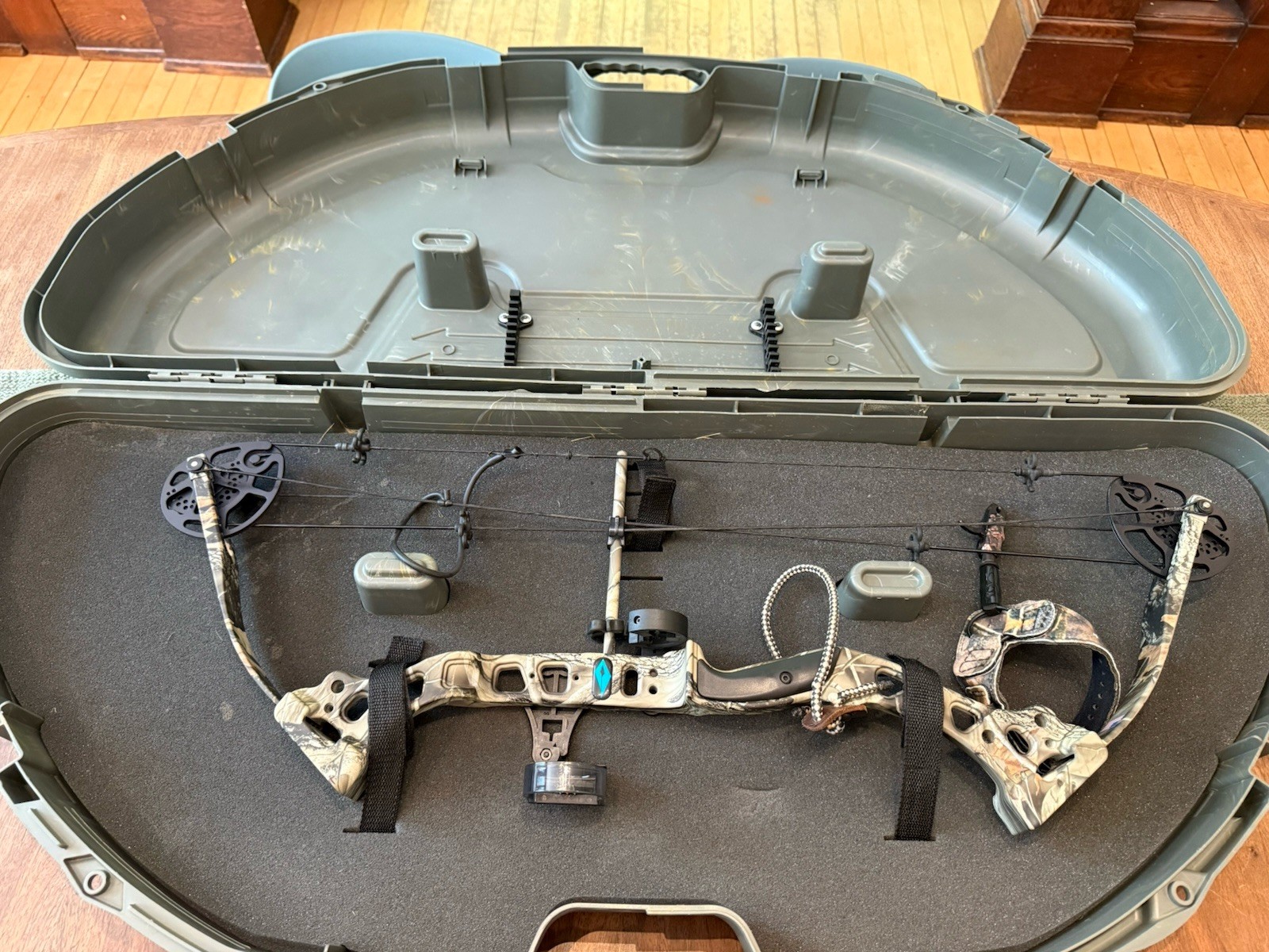 Bowtech Diamond Archery Razor Edge Compound Bow RH w/ Case & Bow Release