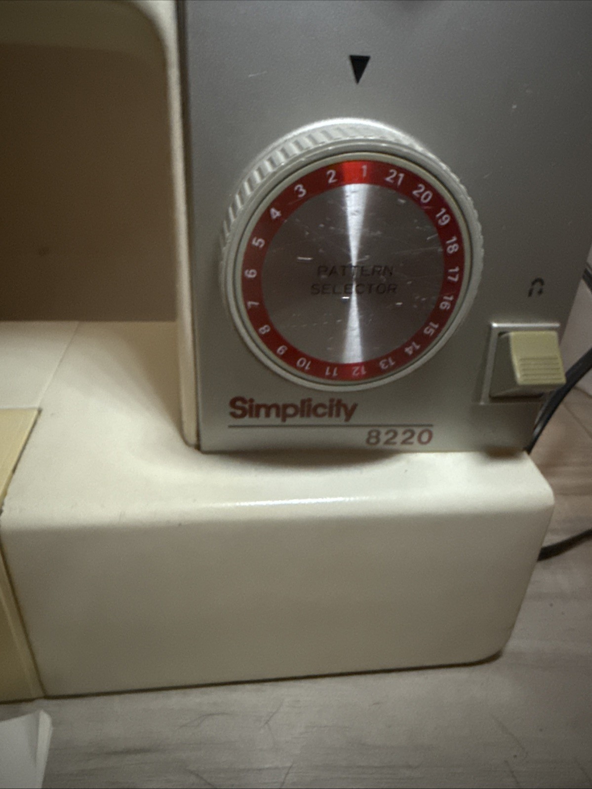 SIMPLICITY Sewing Machine Zig Zag 8220 W/Manual TESTED & Working