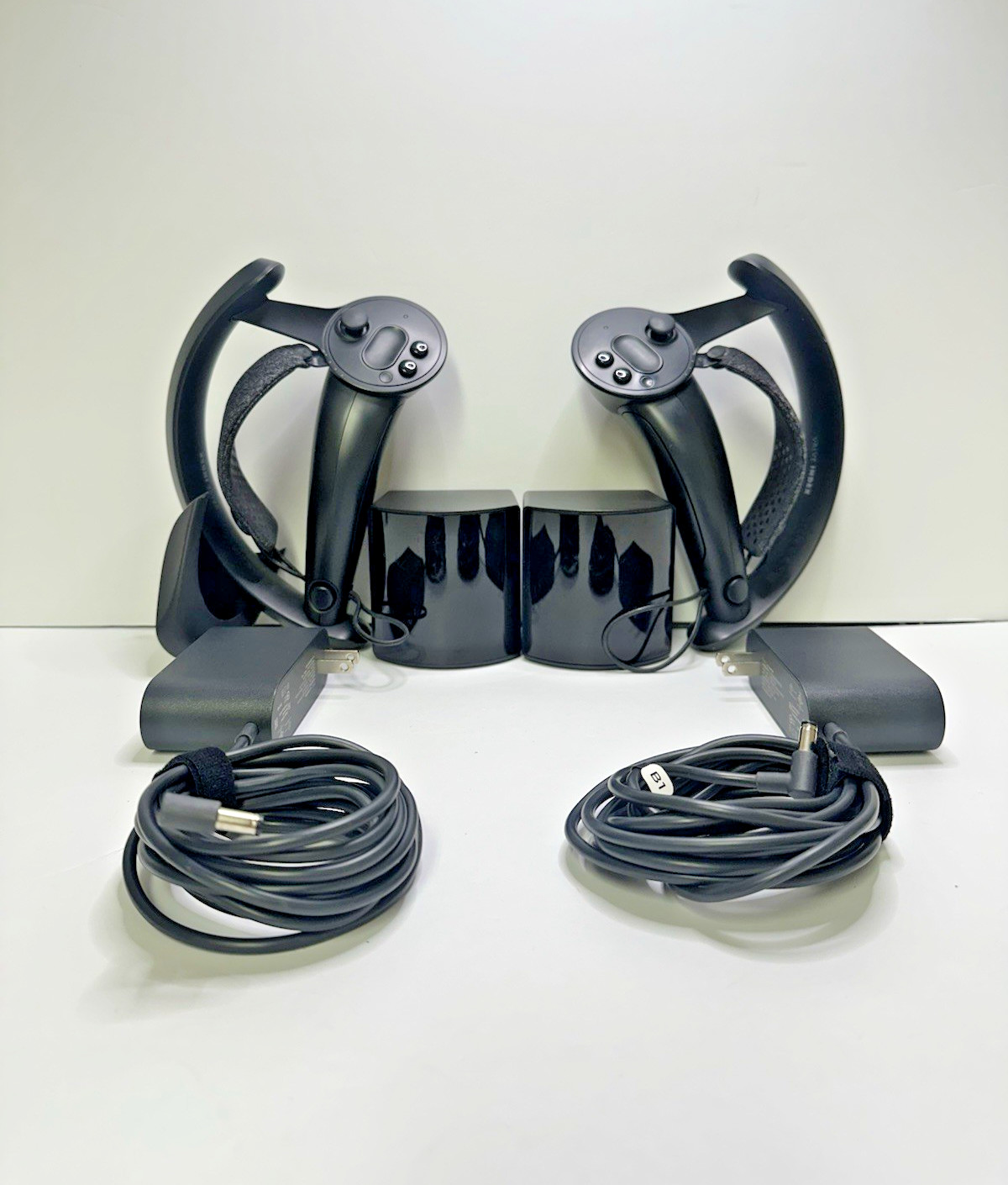 Valve Index Knuckle Controllers with 2 x Valve 2.0 Base Stations